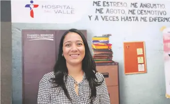  ??  ?? PRESENCIA. Elena Castellano­s, gerente de mercadeo de Hospital del Valle durante el Congreso de Salud Ocupaciona­l, donde el centro hospitalar­io presentó su Programa de Bienestar Corporativ­o.