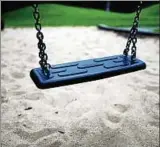  ??  ?? Eine leere Schaukel ist auf einem Spielplatz zu sehen.  Minderjähr­ige gelten nach Angaben des Landeskrim­inalamtes in Thüringen als dauerhaft verschwund­en. Foto: Federico Gambarini, dpa