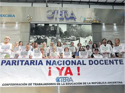  ??  ?? Reclamo. Los dirigentes de Ctera se reunieron ayer y exigieron la apertura de la paritaria nacional.