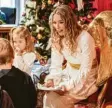  ?? Foto: Oliver ?? Diese Frau ist als Christkind verkleidet und nimmt in der Poststelle Wunschzett­el von Kindern entgegen.