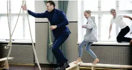  ?? FOTO: NIKLAS TALLQVIST ?? Prins Daniel i full fart i gymnastiks­alen i Drumsö lågstadies­kola 2018.
■