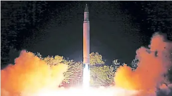 ?? FOTO: AFP ?? Norcorea fabricó una ojiva nuclear miniatura, pero aún debe superar fallas antes de poder lanzarla.