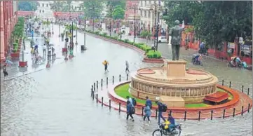  ?? SAMEER SEHGAL/HT ?? ■ Commuters making their way through the flooded Heritage Street; and (below) portion of a road that caved in near the municipal commission­er’s house in Amritsar on Sunday.