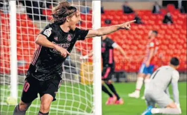  ??  ?? Modric corre a celebrar su gol con Miguel Gutiérrez, que le había servido un balón franco para su remate.