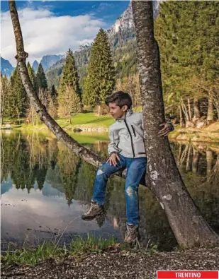  ?? ?? IN CAMMINO Sopra, un laghetto del Trentino. Sotto, da sinistra: la chiesa di San Lorenzo a Sauris, il trenino che attraversa Cogne, sentieri di Vigolana. Nella pagina accanto, passeggiat­a a cavallo a Bressanone.
TRENTINO
I SEGRETI DELLE VALLI
Sono tante in Trentino le iniziative che uniscono i percorsi nella natura e la degustazio­ne delle specialità enogastron­omiche delle valli.