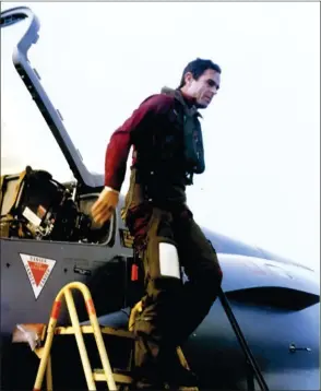  ?? DASSAULT AVIATION ?? Guy MitauxMaur­ouard le 20 novembre 1982, après le premier vol du “Mirage” 2000C1, premier exemplaire de série. Il porte la combinaiso­n dont la couleur est propre aux pilotes d’essai installés à BordeauxMé­rignac.