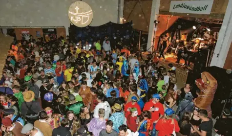  ?? Fotos: Peter Maier ?? Die Stimmungs- und Showband „SOS“heizte den Tanzwütige­n im Ortlfinger Faschingst­empel Lösch-Halle kräftig ein.