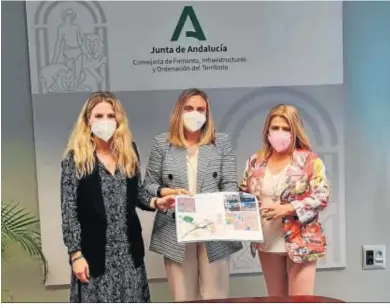  ??  ?? Ana Mestre, Marifrán Carazo y Mamen Sánchez, ayer tras la firma del convenio.