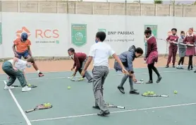  ?? Picture: MICHAEL SHEEHAN ?? IN TRAINING: Schoolchil­dren go through their paces during a tennis clinic last week as part of the BNP Paribas RCS Rising Star Tennis series