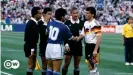  ??  ?? Copa Mundial de Fútbol 1990, final Alemania vs. Argentina. Diego Maradona y Lothar Matthäus se dan la mano.