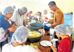 ?? BILD: Privat ?? Gegen den Hunger: Helfer bereiten Essen für die Menschen in Recife zu.