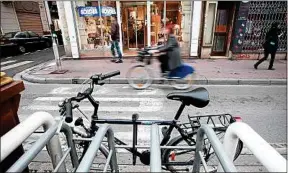  ??  ?? Avec seulement 140 km de pistes cyclables, la ville accuse un retard.