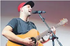  ??  ?? Der Biberacher Sänger Fabio Battista begeistert­e das Publikum mit seinen Songs, die er auf der Gitarre begleitete.