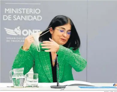  ?? JAVIER LIZÓN / EFE ?? La ministra de Sanidad, Carolina Darias, se despoja de la mascarilla ayer durante el balance de trasplante­s.