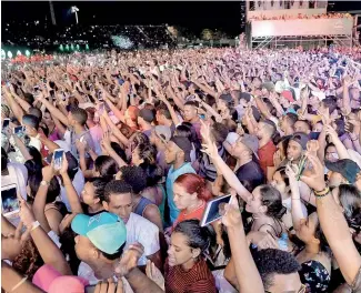  ??  ?? El Estadio Olímpico recibió a miles de personas en la primera jornada del festival.