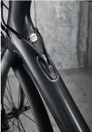  ??  ?? Below Internal cable routing in an impressive 1100g frame Bottom Hydraulic discs boost the Synapse’s stopping power