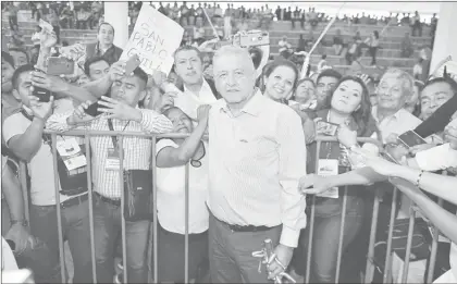  ??  ?? El presidente López Obrador culminó su gira por Oaxaca en la capital, donde encabezó una reunión. Foto Presidenci­a