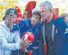  ?? FOTO: AFP ?? Jupp Heynckes posiert mit Fans.