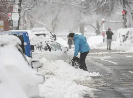  ?? NiCOLAuS CzARnECki / hERALD STAFF ?? STUCK: Drivers dig out in the Back Bay on Thursday.