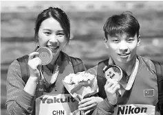  ??  ?? Zheng Li (right) and Han Wang of China pose with their golf medals. — Reuters photo