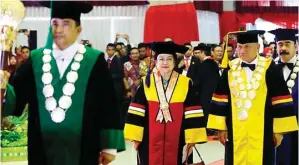  ?? KEMENDAGRI­FOR JAWA POS ?? PERAN STRATEGIS: Megawati Soekarnopu­tri saat menerima doktor honoris causa di IPDN Jatinangor kemarin.