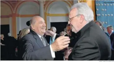  ?? JUAN CARLOS VÁZQUEZ ?? José Moya saluda al cardenal Amigo en una edición del Premio Manuel Clavero.