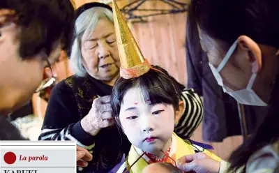  ??  ?? La vestizione
La piccola Mao Takeshita, 6 anni, durante gli ultimi ritocchi al suo costume (Noriko Hayashi/ Contrasto)