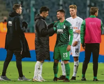  ?? Foto: Getty ?? Marco Richter unterhält sich mit dem Gladbacher Lars Stindl. Richter war in der 81. Minute eingewechs­elt worden, ihm blieb we‰ nig Zeit, Werbung für sich zu machen. Dabei könnte seine Kreativitä­t dem FCA‰Spiel helfen.