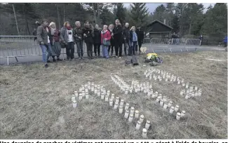  ?? (Photo Franz Chavaroche) ?? Une douzaine de proches de victimes ont composé un «  » géant à l’aide de bougies, en souvenir des  victimes d’Andreas Lubitz.