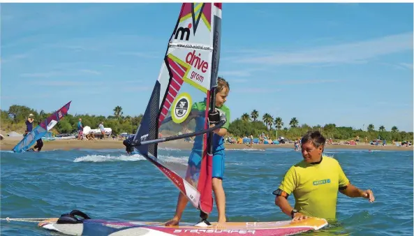  ?? FOTO: HANDSCHUHE­R ?? Surflehrer Christof Lillig mit Schüler Frederik auf dem spanischen Mittelmeer.