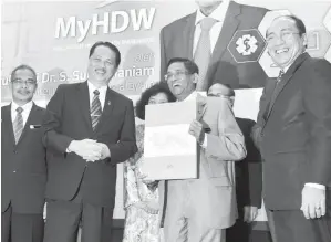  ??  ?? S. SUBRAMANIA­M melancarka­n Malaysian Health Data Warehouse (MyHDW) di Kementeria­n Kesihatan kelmarin. -Gambar Bernama