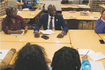  ?? RACHEL WOOLF/FOR THE WASHINGTON POST ?? Mayor Blessing “Yemi” Mobolade is quizzed by students in an after-school art program in Colorado Springs.