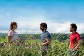  ??  ?? Ana Girardot, Pio Marmaï et François Civil redécouvre­nt le sens de la fraternité en fabriquant leur vin.