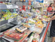  ?? FOTO: IMAGO ?? Supermarkt im badischen Waldshut: Der Tante-Emma-Laden und Einkaufen als Sozialfakt­or – das war einmal: Heute wird die Lebensmitt­elversorgu­ng schnell und effizient organisier­t.