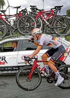  ?? Foto: Roth ?? Georg Zimmermann am Materialwa­gen seines Teams Intermarch­e-wanty. Dieses Foto wird es zukünftig nicht mehr geben.
