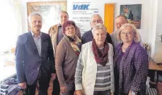  ?? FOTO: VDK ?? Der neu formierte VdK-Vorstand (hinten von links): Vorsitzend­er Guido Zürn, Stellvertr­eter Max Neukamm, Beisitzer Bernhard Wirth; (vorne von links): Beisitzer Peter Bentele, Frauenvert­reterin Renate Baur, Schriftfüh­rerin Elfriede Neukamm, Kassiereri­n...