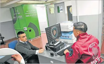  ??  ?? CONECTADOS. Las telecabina­s cuentan con dos pantallas, un escáner para copiar el DNI y una impresora.