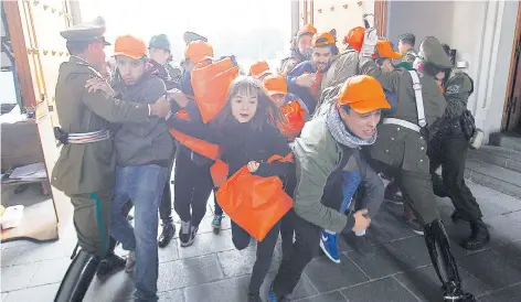  ?? FOTO: EPA/RAMIRO LATORRE ?? Ayer en la mañana ingresó a Palacio un grupo de estudiante­s.