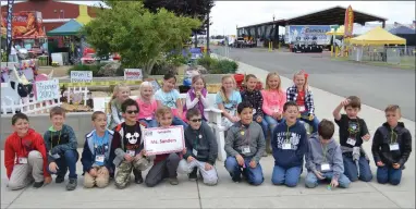  ?? RECORDER PHOTO BY ALEXIS ESPINOZA ?? Ms.sander's second grade class from Springvill­e Elementary School poses for a group photo at Farm Day at the Portervill­e Fair on Friday, May 17.