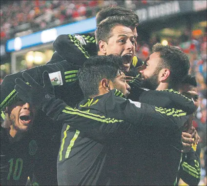  ?? FOTO: AP ?? Un histórico triunfo Chicharito Hernández (centro), Jesús Corona (abajo) y sus compañeros celebran la hazaña de México ante EE.UU.