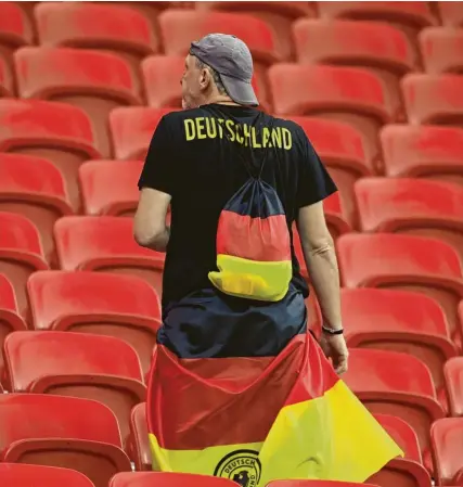  ?? Foto: Tim Groothuis, witters ?? Trauriger Abgang in eine ungewisse Fußballzuk­unft: Ein deutscher Fan verlässt nach dem – immerhin siegreiche­n – Spiel gegen Costa Rica das Stadion. Für Deutschlan­d ist die Weltmeiste­rschaft vorüber.