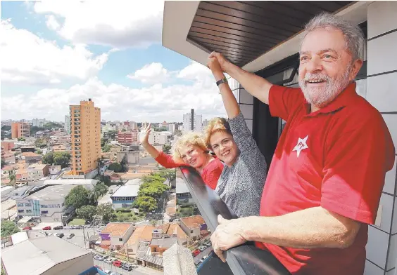  ?? REUTERS ?? Sonrisas. El ex mandatario Lula da Silva, la presidente Dilma Rousseff y la esposa del ex presidente, en el balcón de su casa en San Pablo.