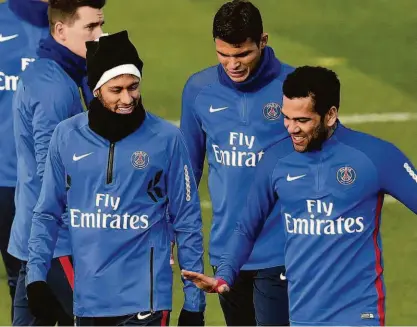  ?? Christophe Simon - 2.fev.18/AFP ?? Neymar, Thiago Silva e Daniel Alves conversam durante treino do Paris Saint-Germain; do trio, apenas o atacante ficou fora da reunião com torcedores organizado­s do PSG no centro de treinament­o do clube