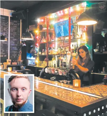  ?? PHOTO AGENCE QMI, ZACHARY GOUDREAULT ?? Klaudia Roy, une employée du Playground, trouverait dommage que le bar doive fermer à cause d’une « erreur humaine ». En mortaise, le propriétai­re Alexander Karpov.