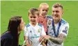  ?? Foto: dpa ?? Toni Kroos hat drei Mal hintereina­nder mit seinem Verein die Champions League gewonnen. Hier siehst du ihn mit seiner Familie nach dem Finale.