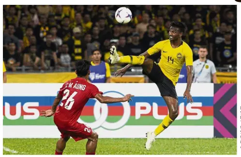  ??  ?? Let’s do it:Malaysia’s Syamer Kutty Abba (right) believes they can put Thailand under pressure in the second leg of the AFF Suzuki Cup semi-final at the Rajamangal­a Stadium in Bangkok tomorrow. — AP