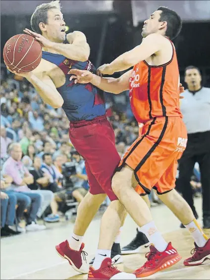  ?? FOTO: PEP MORATA ?? Petteri Koponen, escolta del Barça Lassa, controla un balón ante la defensa de Rafa Martínez, del Valencia Basket