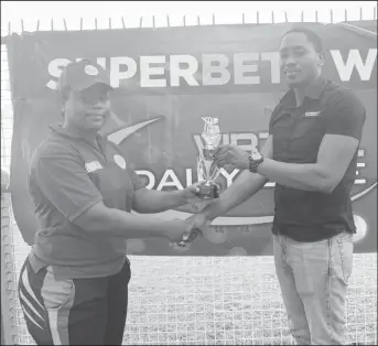  ??  ?? Player of the match Akaze Thompson receiving her prize from SuperBet’s marketing manager Nickoli Primo.