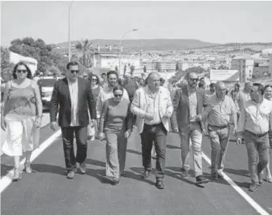  ?? ERASMO FENOY ?? ESTRENO A PIE. Antes de su apertura al tráfico, aunque se colaron un coche y una moto, las autoridade­s locales, provincial­es y un grupo de vecinos recorriero­n todo el trazado de la carretera (1.200 metros). Los comentario­s sobre la calidad de la ejecución fueron constantes en los corrillos.