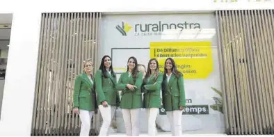  ?? ?? COOPERATIV­ISMO. El equipo de Ruralnosta en Vila-real, delante de la sede ubicada en la plaza Major.